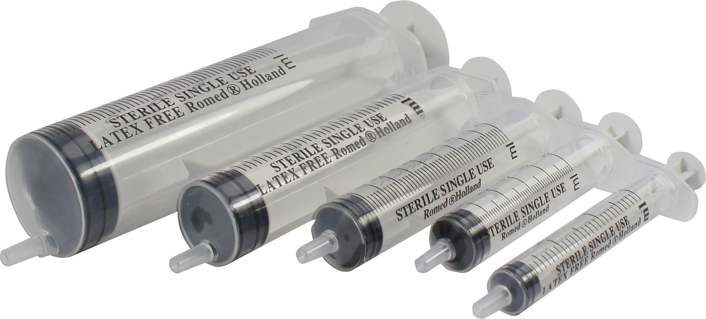 Frontalansicht der Romed Einmalspritzen in allen verfügbaren Größen nebeneinander.
