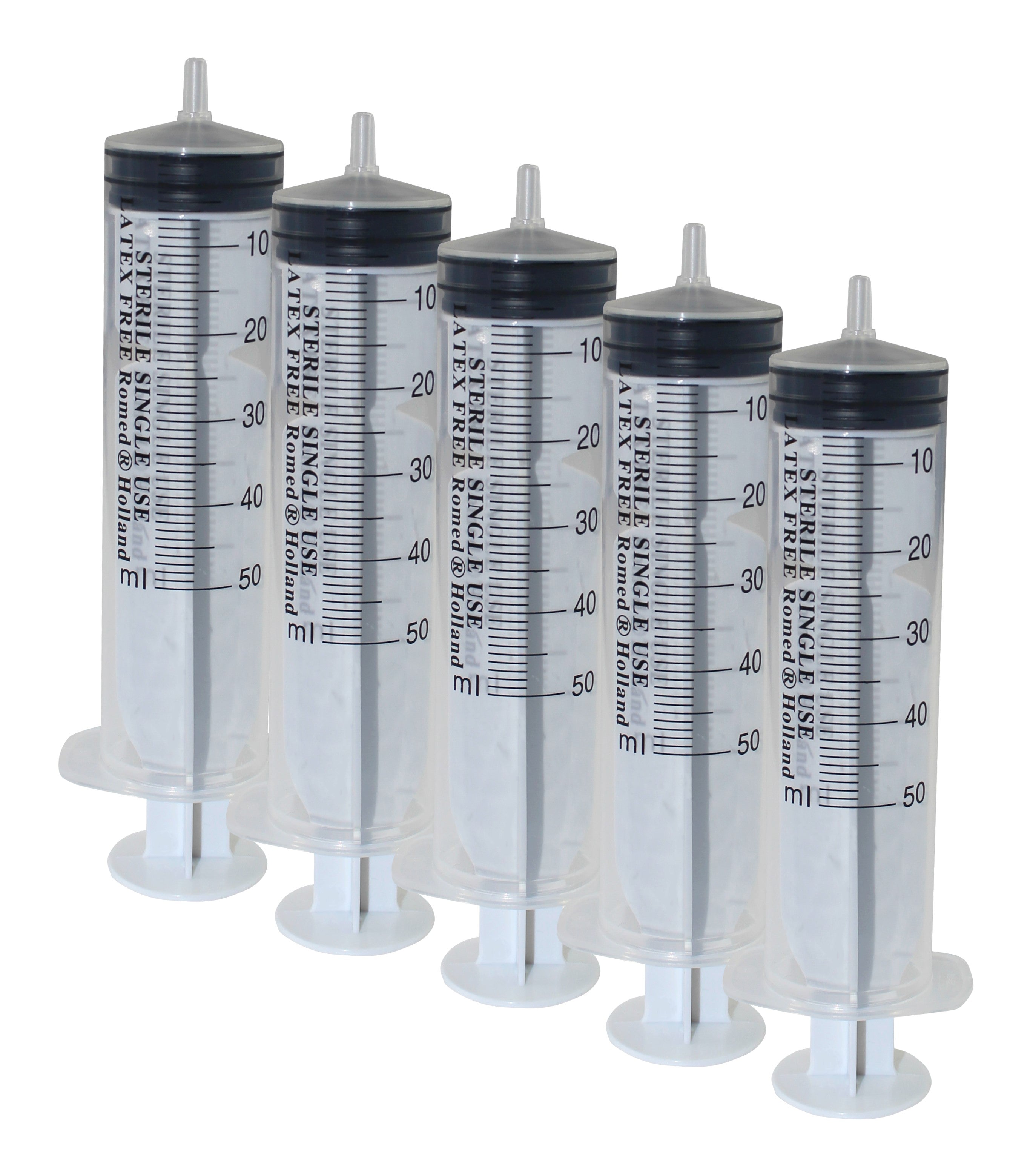 Bild von fünf Romed Einmalspritzen mit einem Flüssigkeitsvolumen von 50 ml. Die Spritzen sind transluzent und haben klare graduierte Skalen, die eine präzise Dosierung ermöglichen.