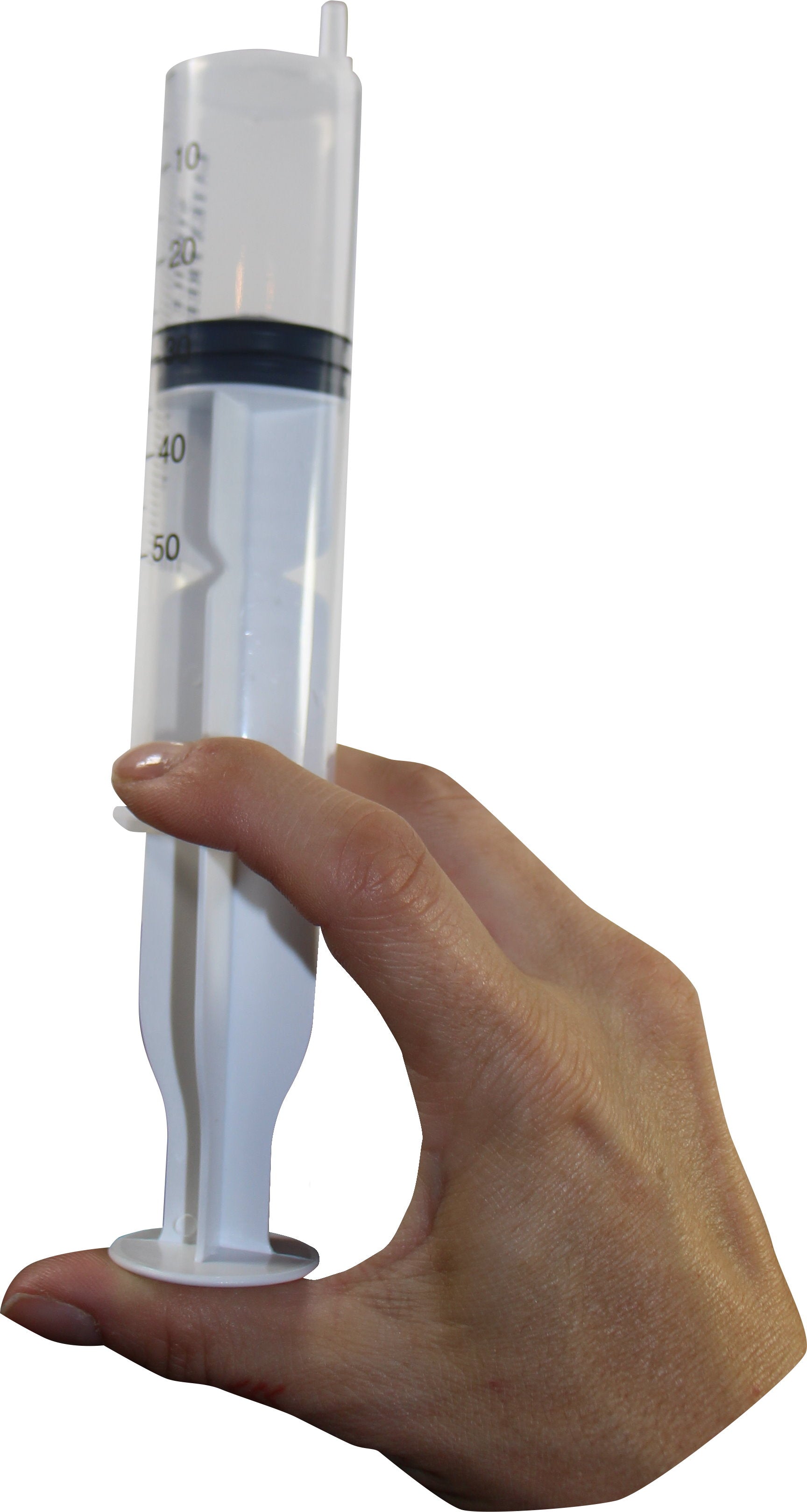 Ein Bild von fünf transparenten, Einweg-3-Teile-Spritzen mit einer Füllmenge von 50 ml. Jede Spritze ist mit einer skalierten Graduierung versehen, die eine präzise Dosierung ermöglicht. Der Kolben ist gut sichtbar und robust, während die Spritzenkappen abgebildet sind. Der Untergrund ist weiß, wodurch die Spritzen klar zur Geltung kommen. Die Verpackung ist sauber und professionell. Dieses Produkt ist ideal für medizinische Anwendungen und zur einmaligen Nutzung geeignet. Die Spritzen sind steril verpackt.