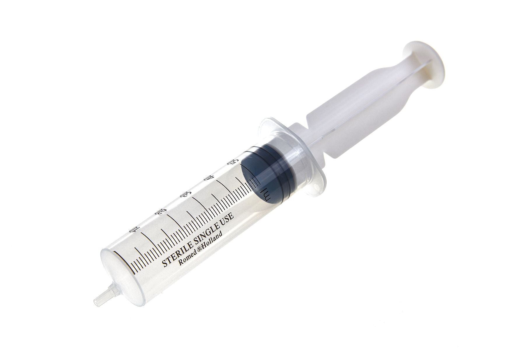 Bild zeigt fünf sterile 3-teilige Einwegspritzen mit einer Kapazität von 50 ml. Die Spritzen sind transparent, wodurch die Skala mit Milliliter-Anzeigen gut sichtbar ist. Sie besitzen eine klare, geschmeidige Kolbenstruktur und eine feine, spitze Nadel für präzise Injektionen. Der sichere Griff ermöglicht eine einfache Handhabung. Das Produkt wird auf einem weißen Hintergrund präsentiert, was die Spritzen hervorhebt.