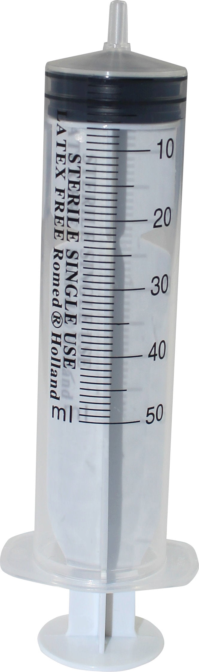 Bild zeigt ein Set von fünf Romed Medical Einwegspritzen, 3-teilige Spritzen mit einem Fassungsvermögen von 50 ml. Die Spritzen sind transparent, sodass die Skala zur Abmessung gut sichtbar ist, und verfügen über eine stabile Kolbenstange. Jede Spritze hat eine klare Graduierung für präzise Dosierungen. Das Bild zeigt die Spritzen nebeneinander angeordnet auf einem weißen Hintergrund, wodurch die Details und die Qualität der Spritzen zur Geltung kommen.