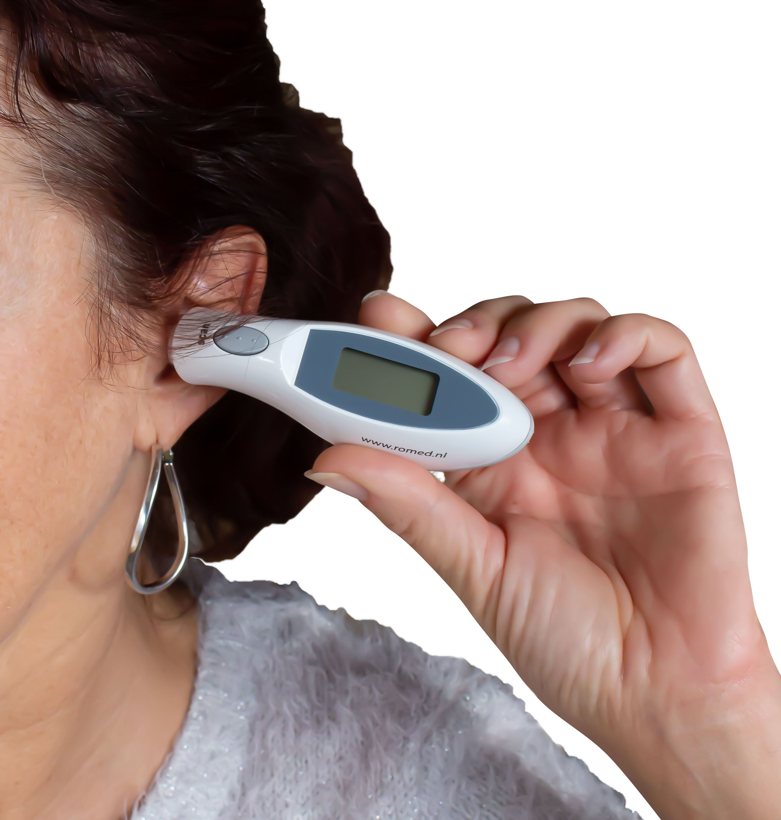Anwendungsbild des Romed Therm B100 Ohrthermometers.