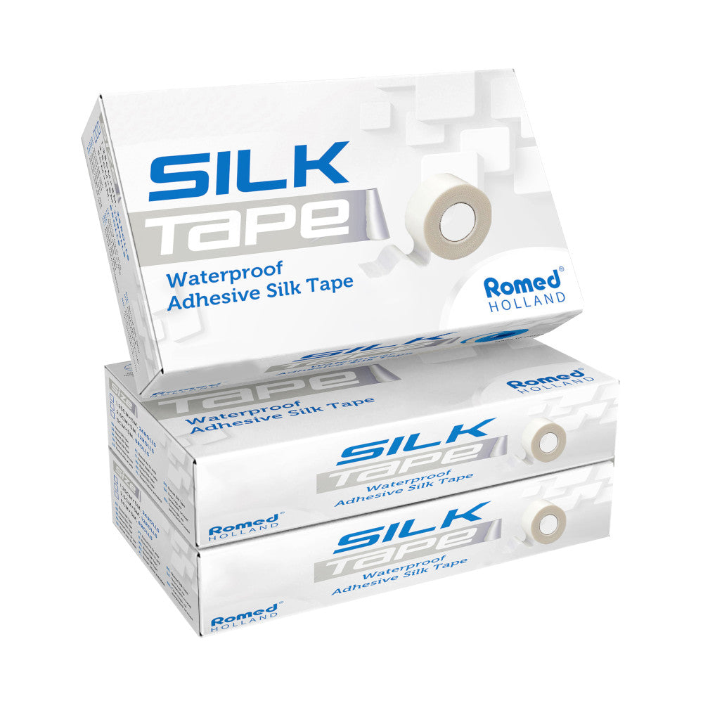 Bild eines Produktes mit 12 Rollen von romed Wasserfestem, selbstklebendem Silk-Rollenpflaster in der Größe 25 cm x 5 m. Die Rollen sind ordentlich auf einem weißen Untergrund angeordnet, wobei jede Rolle klar erkennbar ist. Das Pflaster hat eine glatte, hautfreundliche Oberfläche und präsentiert sich in einem klassischen, hellen Farbschema. Der Verpackung ist eine transparente Folie, die die Rollen umschließt.
