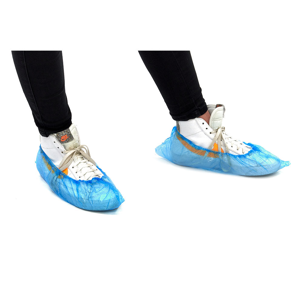 Schwarze Romed ÜBERSCHUHE aus wasserdichtem, strapazierfähigem Material, perfekt für nasse Bedingungen. Die Schutzhüllen sind mit einer rutschfesten Sohle ausgestattet, die zusätzlichen Halt bietet. Der obere Teil der Überschuhe hat einen elastischen Bund für einen sicheren Sitz und eine einfache An- und Ausziehbarkeit. Sie sind ideal für den Einsatz in der Freizeit oder im Beruf, um die Schuhe vor Nässe und Schmutz zu schützen.