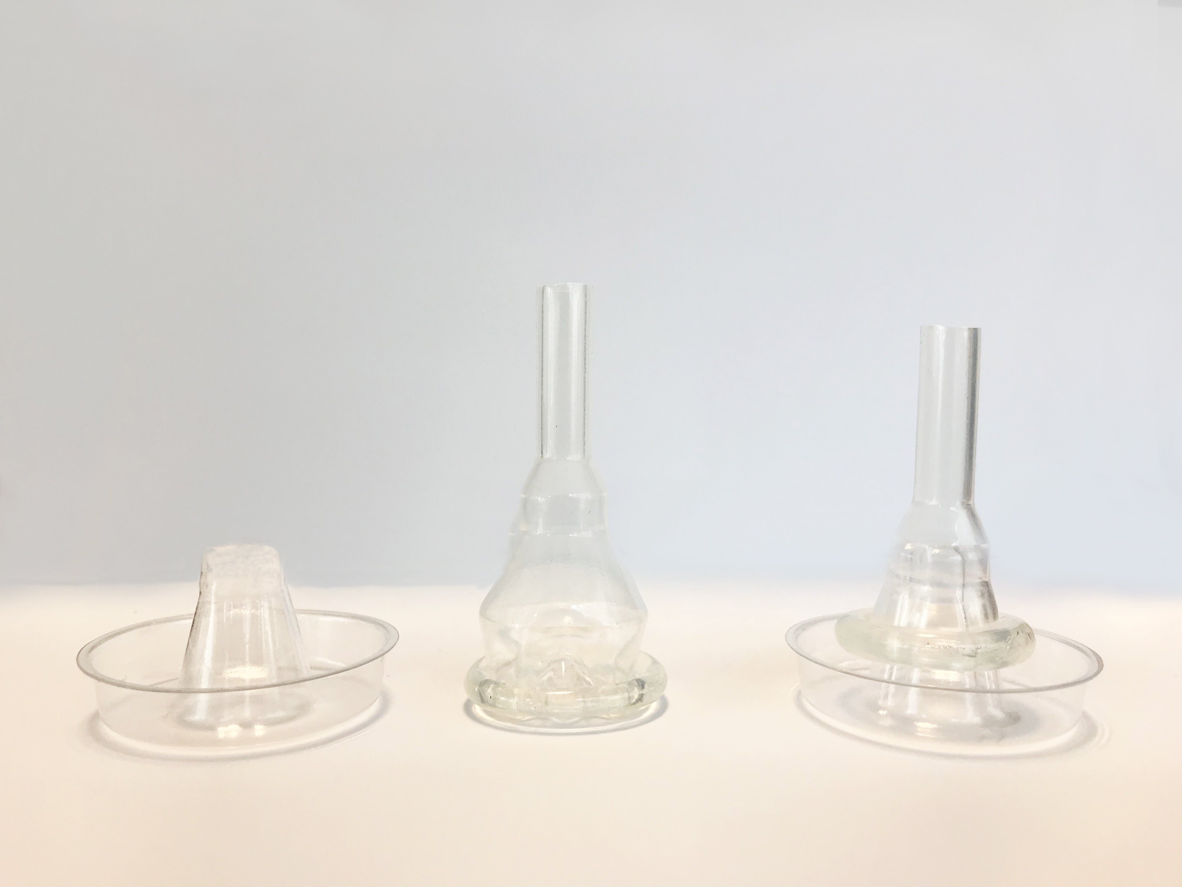 Produktbild eines Romed Urinalkondoms, das als externer Katheter für Männer dient. Das Produkt besteht aus flexiblem, hautfreundlichem Silikon und ist in einer transparenten Verpackung zu sehen. Es hat eine konische Form, die anatomisch angepasst ist, und zeigt eine glatte Oberfläche. Das Urinalkondom wurde für den einmaligen Gebrauch vorgesehen und ist in der Größe L. Die Verpackung ist einzeln versiegelt, um Hygiene zu gewährleisten.