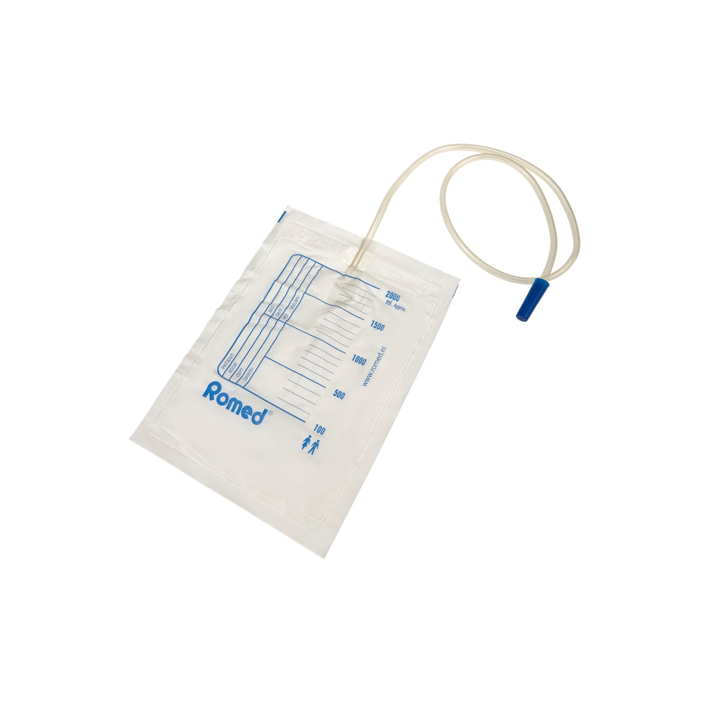 Zwei Liter Urinbeutel mit 90 cm langem Schlauch, ohne Ablassventil, auf weißem Hintergrund. Der Urinbeutel besteht aus transparentem, flexiblem Material, das eine klare Sicht auf den Füllstand bietet. Auf der Vorderseite sind verschiedene Markierungen und Skalen vermerkt, die zur einfachen Ablesung des Inhalts dienen. Die Verbindung des Schlauchs ist fest mit dem Beutel verbunden, während der Schlauch weich und biegsam ist.