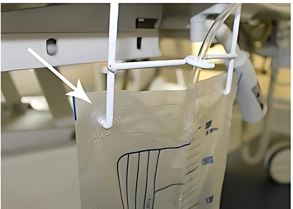Schwarzer Urinbeutelhalter aus strapazierfähigem Material, der an einer stabilen Halterung befestigt ist. Der Halter ist ergonomisch gestaltet und bietet eine sichere und komfortable Befestigung für Urinbeutel. Die Abbildung zeigt den Halter in der Seitenansicht, wobei die verschiedenen Einstellungsoptionen zur Anpassung an unterschiedliche Beutelgrößen deutlich sichtbar sind. Der Hintergrund ist neutral und hebt das Produkt hervor.