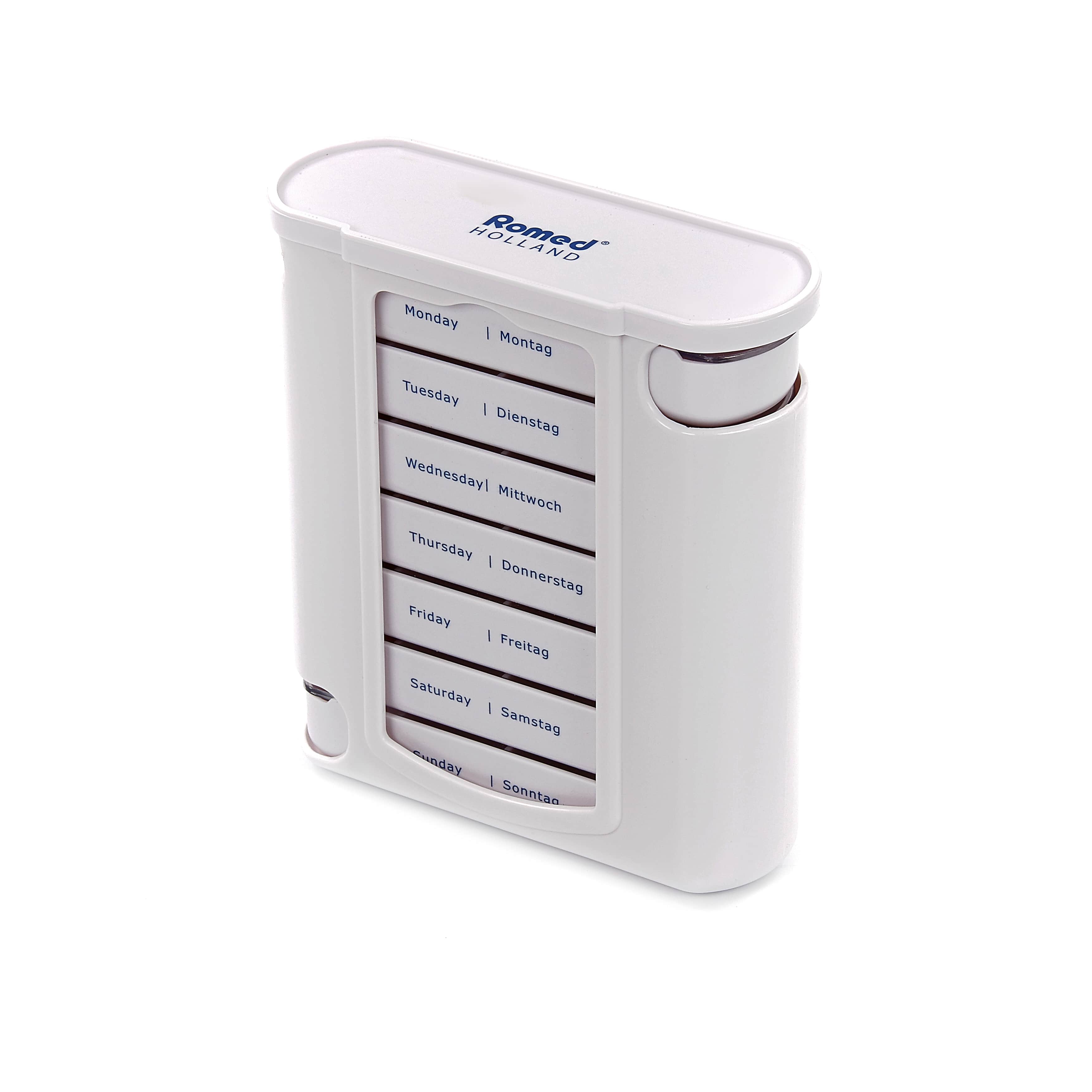 Weiße Pillenbox mit sieben separaten Fächern, die durch ein transparentes, aufklappbares Cover geschützt sind. Jedes Fach ist mit einem klaren Wochentag beschriftet, beginnend mit Montag bis Sonntag. Die Box hat abgerundete Kanten und ist in einem kompakten Format gestaltet, ideal für die Aufbewahrung von Tabletten oder Vitaminen. Die Farben der Wochentagsbezeichnungen sind in einem dezenten Grau gehalten.