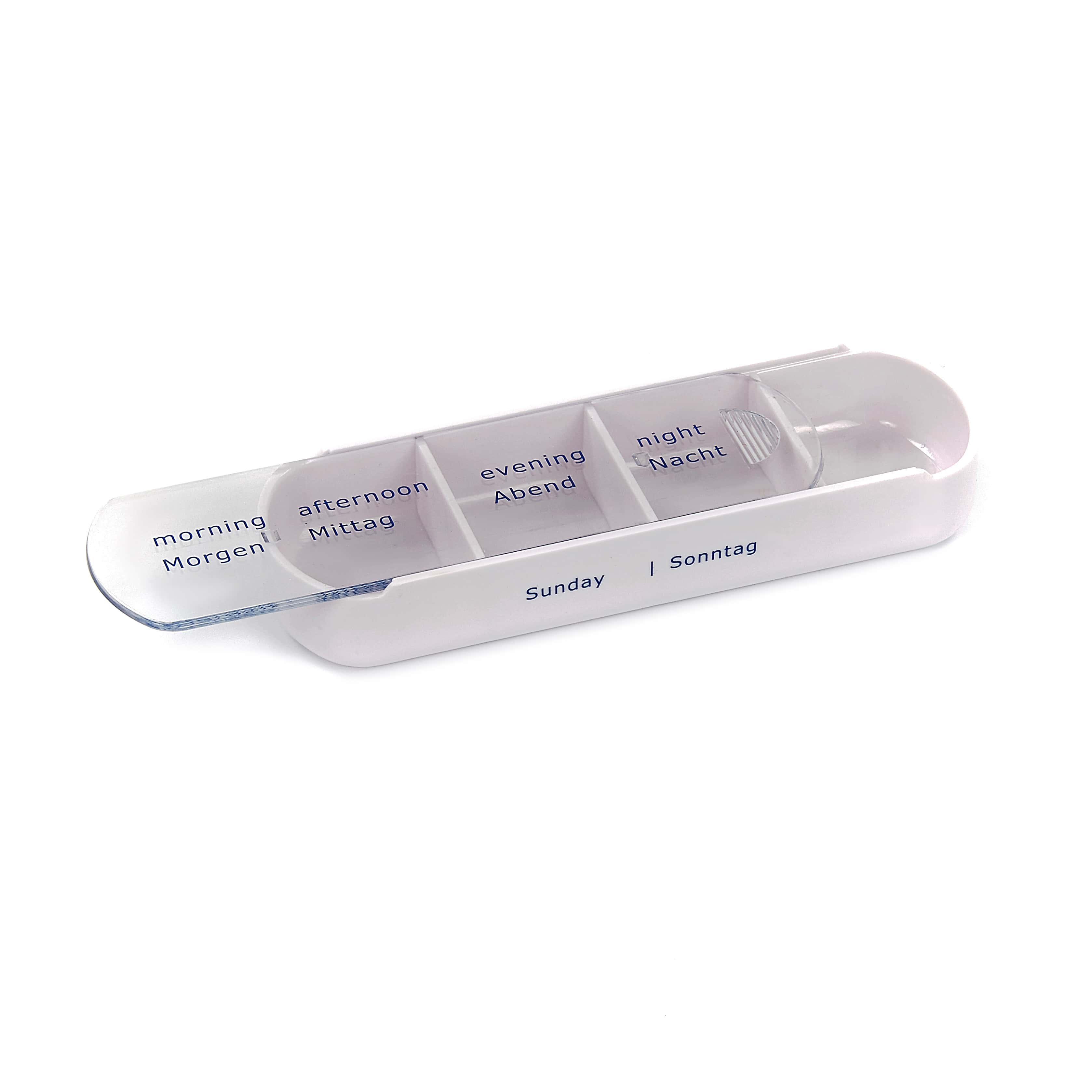 Weißer Wochendispenser für Medikamente mit sieben separaten Fächern für jeden Wochentag. Jedes Fach ist transparent und leicht zugänglich, um die Entnahme der Tabletten zu erleichtern. Die Wochentage sind deutlich beschriftet, von Montag bis Sonntag, und in einer klaren, lesbaren Schrift gestaltet. Der Dispenser hat eine kompakte und praktische Form, ideal für die Aufbewahrung von Pillen und Tabletten.