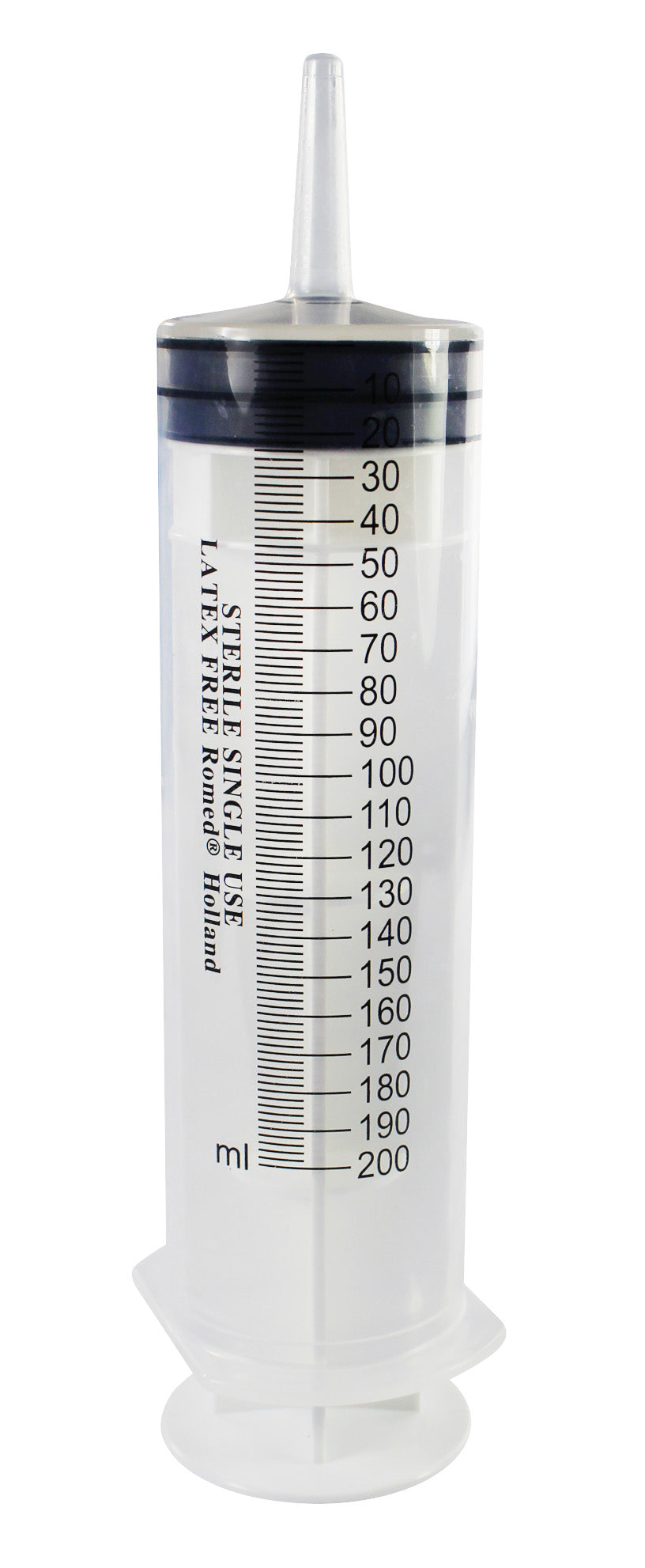 Bildbeschreibung einer 3-teiligen Romed Wund- und Blasenspritze mit Luer-Ansatz, 200 ml. Die Spritze ist transparent, ermöglicht eine einfache Füllstandskontrolle. Sie zeigt eine skalenartige Markierung zur genauen Dosierung. Der Luer-Ansatz ist erkennbar, ideal für verschiedene Aufsätze. Die Spritze hat eine ergonomische Form für einen sicheren Halt. Im Hintergrund ist eine neutrale Oberfläche zu sehen, die den Fokus auf das Produkt lenkt.