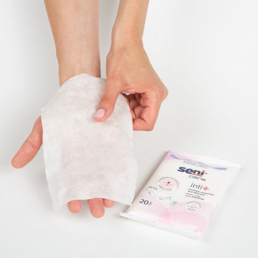 Einzeln entnommenes Seni Care inti+ Feuchttuch – weiches, alkoholfreies Pflegetuch