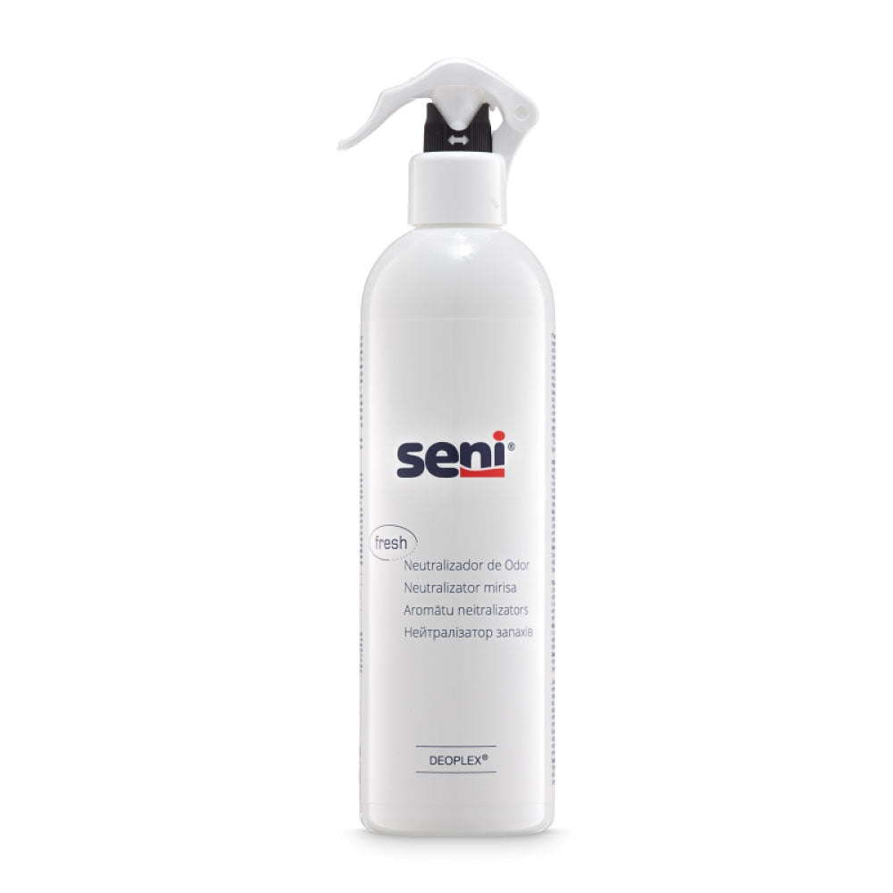 Das Produktbild zeigt eine transparente, leicht geschwungene Sprühflasche mit einem weißen Sprühkopf, gefüllt mit einem farblosen Geruchsneutralisator. Auf dem Etikett sind die Worte „Seni Geruchsneutralisator“, gefolgt von einer kurzen Beschreibung und Nutzungshinweisen abgedruckt. Die Flasche steht auf einem hellen, neutralen Hintergrund, wodurch der Produktschwerpunkt deutlich hervorgehoben wird.