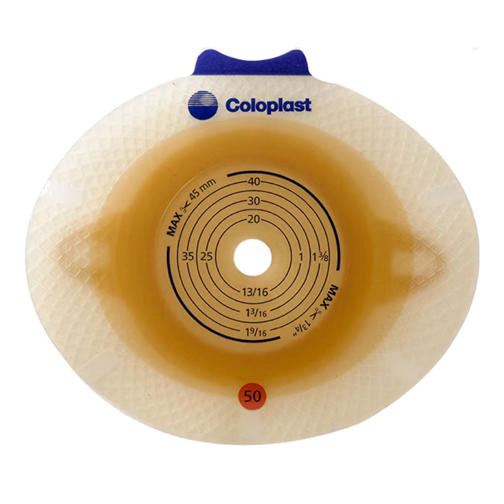 Bild einer Sensura Basisplatte in einem neutralen, weißen Hintergrund. Die Basisplatte zeigt eine ovale Form mit einem sanften, abgerundeten Rand. Die Oberfläche ist glatt und transparent, was die Fokussierung auf die Struktur ermöglicht. In der Mitte der Basisplatte befindet sich ein ovales Loch, das für die Attachierung an einer Hautoberfläche vorgesehen ist. Die graue Rückseite ist gut definiert, während die Vorderseite in einem dezenten, hellen Farbton gehalten ist.