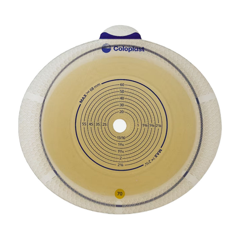 Bild einer Sensura Basisplatte im Vordergrund, die auf einem hellen, neutralen Hintergrund präsentiert wird. Die Basisplatte ist oval geformt und zeigt einen transparenten Rand, der die Flexibilität und Anpassungsfähigkeit betont. In der Mitte der Platte befindet sich ein ovales Loch, das für den Stoma-Einsatz vorgesehen ist. Die Oberfläche wirkt glatt und weich, was auf angenehmen Tragekomfort hinweist.