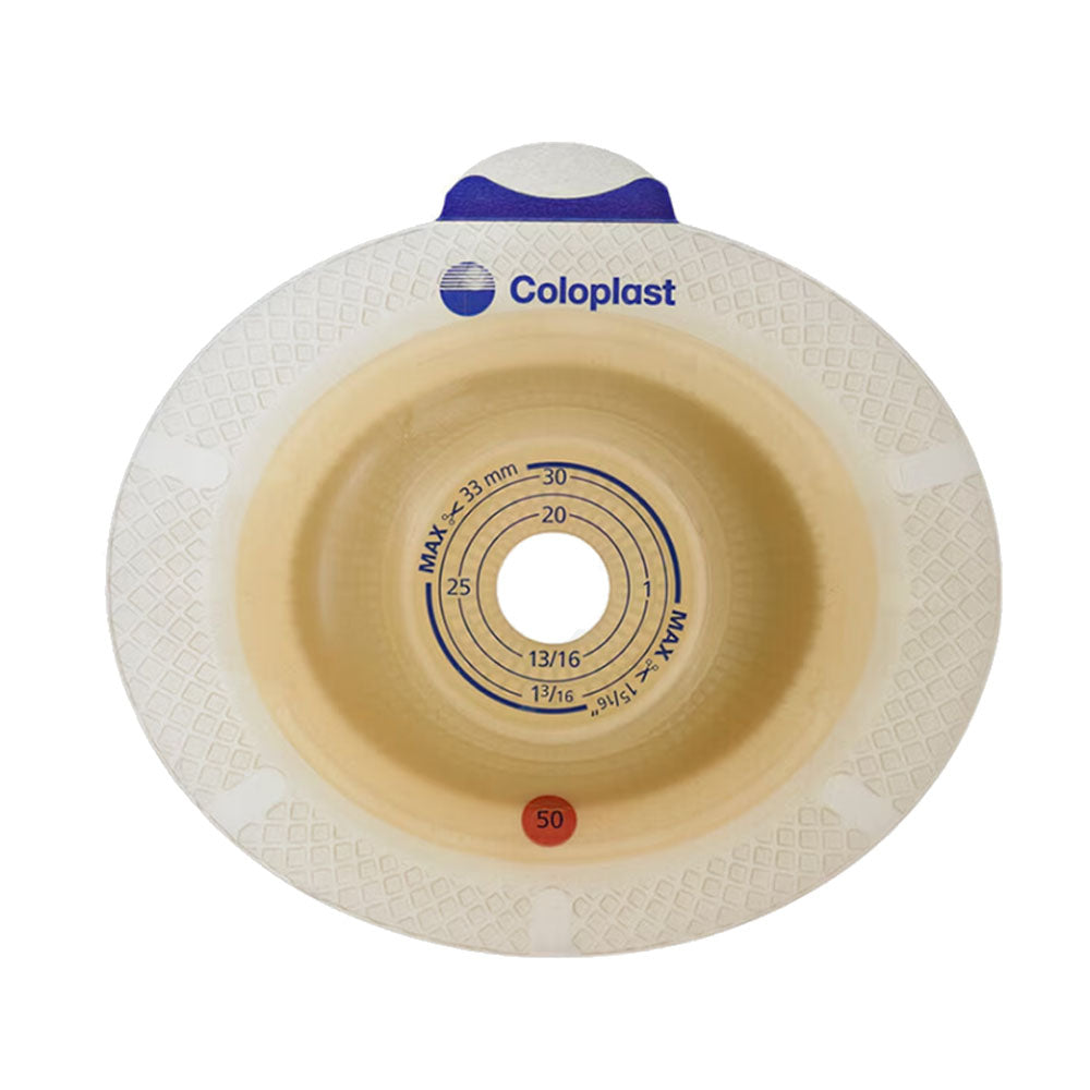 Das Bild zeigt eine medizinische Basisplatte des Produkts Sensura von Coloplast. Die Basisplatte hat eine runde Form mit einer glatten Oberfläche und ist in einem hellen, hautfreundlichen Farbton gehalten. Sie verfügt über einen Klebebereich, der für die Anbringung auf der Haut vorgesehen ist. An der Unterseite sind mehrere Befestigungsoptionen zu erkennen, die die Verbindung zu einem Beutel ermöglichen.