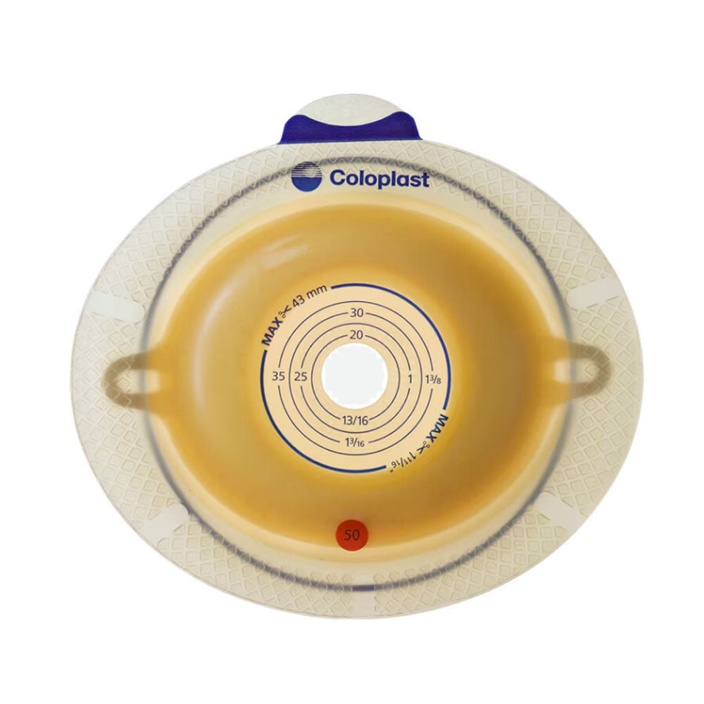 Bild einer Sensura Basisplatte, die für die Anwendung mit stoma-assoziierten Produkten konzipiert ist. Die Basisplatte hat eine runde Form und ist in einem hautfarbenen Ton gehalten, was eine diskrete Anwendung ermöglicht. In der Mitte der Platte befindet sich ein ovales Loch, das den Zugang zur Stomaöffnung ermöglicht. Die Struktur der Basisplatte zeigt eine weiche und flexible Oberfläche, die zur Hautpflege beiträgt.