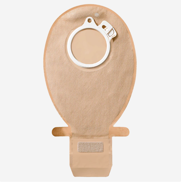 Transparenter Stoma-Pflaster, Sensura Click, 70 mm Durchmesser. Das Produkt hat eine oval geformte, durchsichtige Basis mit einer glatten Oberfläche, die eine sanfte Konturierung und Flexibilität zeigt. Die Mitte ist von einem leichten Schimmer umgeben, was auf eine gute Haftung hindeutet. Der äußere Rand hat eine leicht erhabene Linie, die das Anbringen erleichtert. Der Hintergrund ist neutral, um die Details des Produkts hervorzuheben und die Funktionen des Pflasters klar darzustellen.