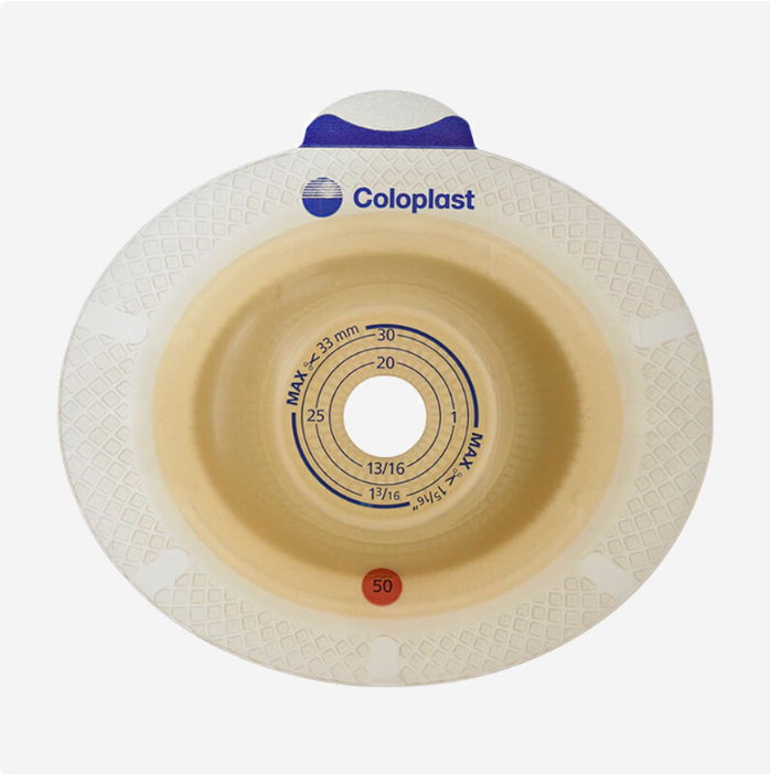 Produktbild eines Sensura Click 11045 Konstanzbeutels, farblich in Beige gehalten. Der Beutel hat einen ovalen, hautfreundlichen Aufkleber für sicheren Sitz auf der Haut. Das Produkt zeigt eine glatte, leicht glänzende Oberfläche und ist im oberen Bereich leicht gewölbt. Der Beutel hat einen integrierten Clip-Verschluss, der zur einfachen Handhabung beiträgt. Im Hintergrund ist ein neutraler Farbton zu sehen, der den Fokus auf das Produkt lenkt.