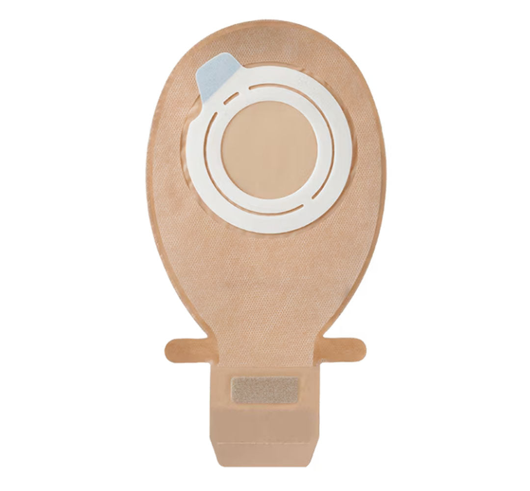 Sensura Click Ausstreifbeutel in transparentem Design mit ovaler Form. Der Beutel hat eine integrierte Klebefläche für sicheren Halt und ist mit einem praktischen Klicksystem ausgestattet, das das Anbringen erleichtert. Die Vorderseite ist klar, um den Füllstand zu überwachen, während die Rückseite für eine einfache Montage und Entfernung sorgt. Der Beutel ist für einen komfortablen Sitz konzipiert und ermöglicht eine stimmige Verbindung zum Hautschutz, um Hautreizungen zu minimieren.