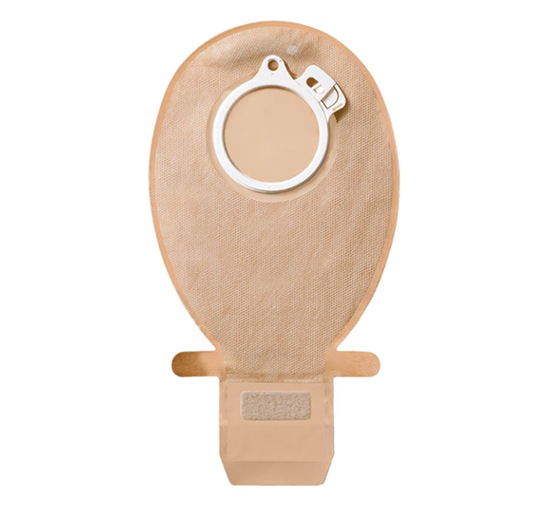 Sensura Click Ausstreifbeutel in transparentem Design. Der Beutel ist oval geformt und hat eine glatte Oberfläche. Im oberen Bereich sind zwei seitliche Flügel zu erkennen, die den sicheren Halt des Beutels gewährleisten. Die Öffnung des Beutels ist an der Oberkante zu sehen und hat eine verstärkte Kante. Der Beutel ist für die Verwendung mit einem entsprechenden Hautschutzsystem konzipiert. Die Farbgebung ist durchscheinend, sodass der Inhalt sichtbar ist. Ideal für den Einsatz bei Stoma-Patienten.