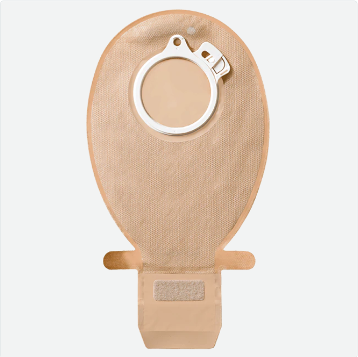 Produktbild eines transparenter Ausstreifbeutels für Sensura Click. Der Beutel hat einen Ø von 50 mm und zeichnet sich durch eine glatte, durchsichtige Oberfläche aus. Er ist so gestaltet, dass er einfach an einen Stomabeutel angeschlossen werden kann. Der Ausstreifbeutel ist leicht und flexibel sowie optimal für eine hygienische Entsorgung. Die Verpackung zeigt das Markenlogo und zusätzliche Informationen in klarer Schrift.