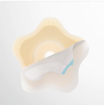 Alt-Text: Sensura Click Bas Steißbehandlungskissen, konvex, mit einem Durchmesser von 50 mm und einem zentralen Öffnungsdurchmesser von 25 mm. Die Oberfläche ist glatt und in einem dezente Farbtönen gehalten, designed für ein komfortables Tragegefühl. Der äußere Rand ist leicht angehoben, um ein besseres Haftvermögen zu gewährleisten. Das Produkt ist für die Nutzung bei Wundversorgung konzipiert und ideal für Patienten mit speziellen Pflegebedürfnissen.