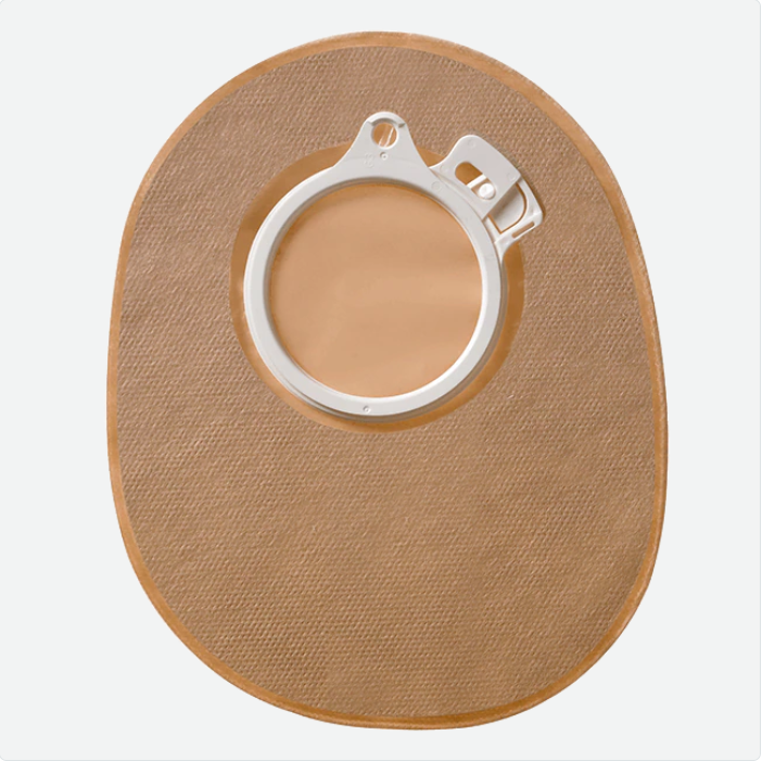 Transparentes Sensura Click Einmalkatheter-Bag mit einer Öffnung von 60mm, abgebildet auf einem weißen Hintergrund. Das Produkt hat eine glatte, klare Oberfläche, die die Innenseite sichtbar macht. Es verfügt über eine runde, breite Öffnung für eine einfache Anwendung und eine anpassbare Haftfläche, die für einen sicheren Sitz sorgt. Die Verpackung zeigt einige technische Details und eine Produktnummer. Das Design ist funktional und bietet eine hygienische Lösung für Benutzer, die einen Katheter benötigen.