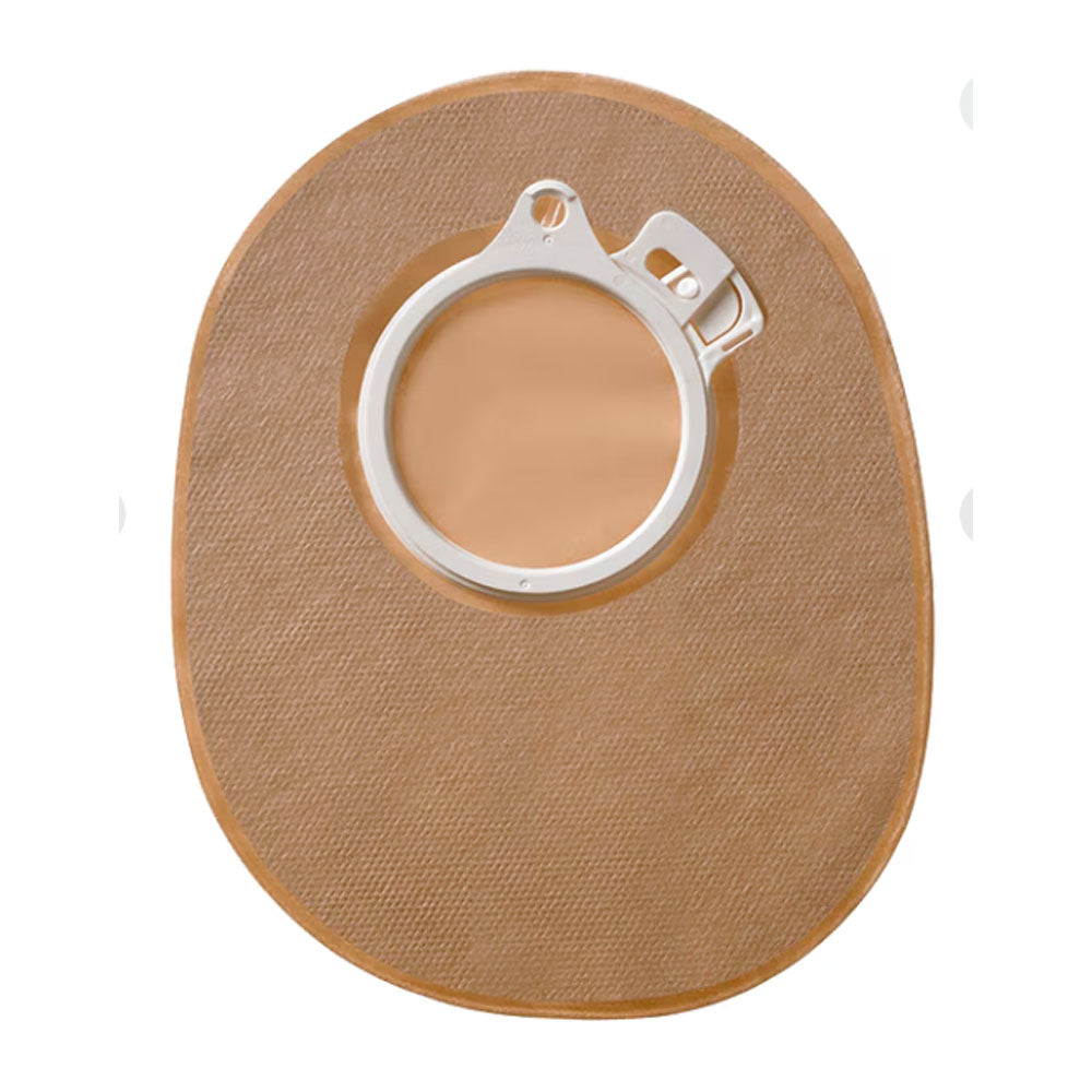 Sensura Click geschlossener Beutel, in transparentem Design, mit abgerundetem Rand und flexibler Form für hohen Tragekomfort. Der Beutel hat einen praktischen Klebestreifen für eine sichere Anbringung und eine Öffnung, die leicht zu handhaben ist. Auf der Vorderseite sind verschiedene Informationen und Markierungen in leicht lesbarer Schrift sichtbar. Das Produkt ist für die Anwendung bei Stomapatienten konzipiert und bietet eine diskrete Lösung für die Entwässerung.