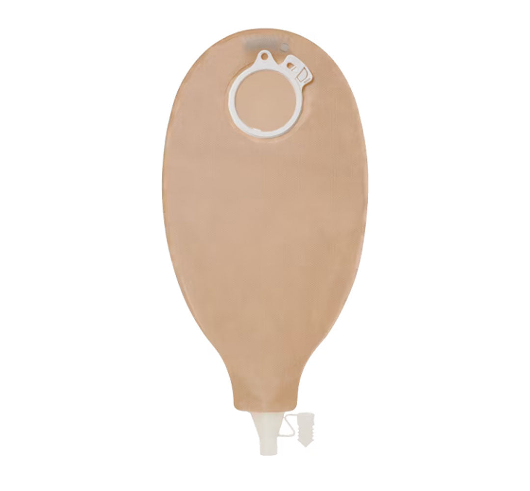 Blau-beiger SenSura Click Ileostomie-Drainagebeutel mit abgerundeten Kanten und integriertem Clipverschluss. Der Beutel hat eine semi-transparente Oberfläche, die eine einfache Überprüfung des Inhalts ermöglicht. Auf der Vorderseite sind zwei seitliche Halteklammern sichtbar, die für einen sicheren Sitz sorgen. Die Rückseite zeigt eine abgerundete Fläche für die Haftung auf der Haut.