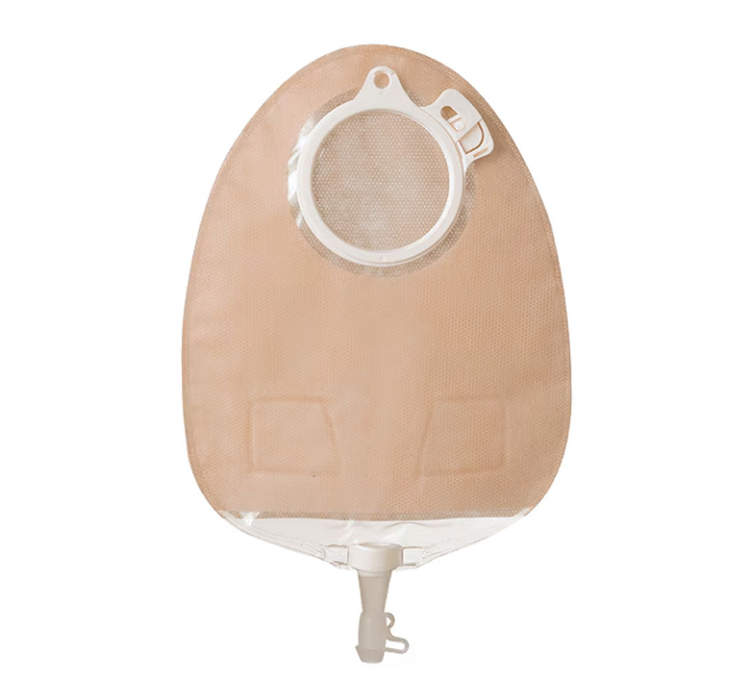 Sensura Click Mehrkammerbeutel, transparent mit einem flexiblen Stützkörper und einem integrierten, hautfreundlichen Kleber. Der Beutel hat eine anatomische Form, die sich der Körperkontur anpasst. Auf der Vorderseite befinden sich eine große Öffnung und ein leicht zu öffnendes Klappdesign für einfachen Zugang. Die Rückseite ist mit einem bequemen, hautfreundlichen Material ausgestattet, um Hautirritationen zu minimieren.