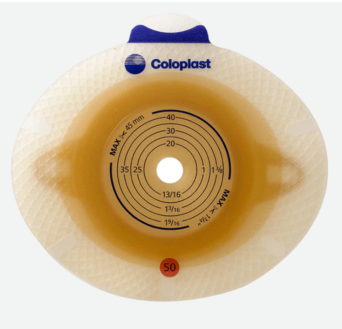 Bild eines Produkts: Sensura Click Xpro Basisplatte konvex light. Die Basisplatte ist in einem neutralen, sanften Farbton gehalten. Sie zeigt eine runde, konvexe Form, die für eine optimale Anpassung an den Körper sorgt. Die Oberfläche der Platte ist glatt und besteht aus hautfreundlichem Material, das für den täglichen Gebrauch geeignet ist. An der Unterseite befinden sich Klebe- und Befestigungselemente zur einfachen Anwendung.