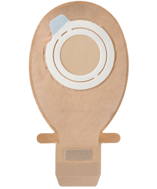 Bild eines Sensura Flex Produkts in Hautfarbe. Zu sehen ist eine ovale Basisplatte mit einem integrierten, flexiblen Beutel. Die Basisplatte hat einen großen, kreisförmigen Aufkleber mit einer transparenten Folie, die die Anwendung erleichtert. Der Beutel ist in sanften Hauttönen gehalten und zeigt eine glatte, transparente Oberfläche, die darauf hinweist, dass er weich und hautsympathisch ist. Das Produkt dient zur Anwendung in der Stoma-Versorgung und bietet eine bequeme und sichere Lösung für Anwender.