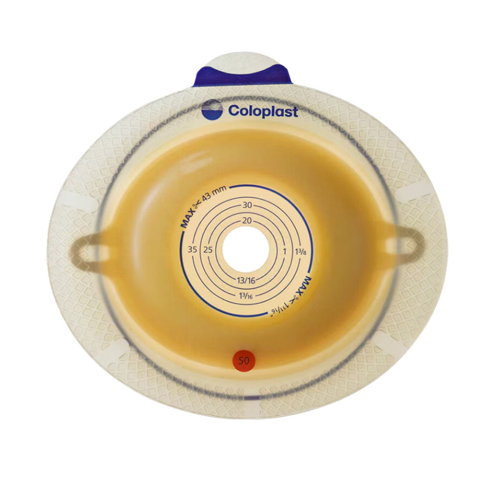 Bild eines medizinischen Produkts, das eine Sensura Flex Basisplatte zeigt. Die Basisplatte hat eine runde, hautfarbene Form mit einem leicht strukturierten Rand, der für einen sicheren Halt sorgt. In der Mitte befindet sich ein ovaler Aufkleber, der den Klebe- und Abdichtungspunkt darstellt. Die Platte ist in einem transparenten Verpackungsmaterial platziert, das eine klare Sicht auf das Produkt ermöglicht.