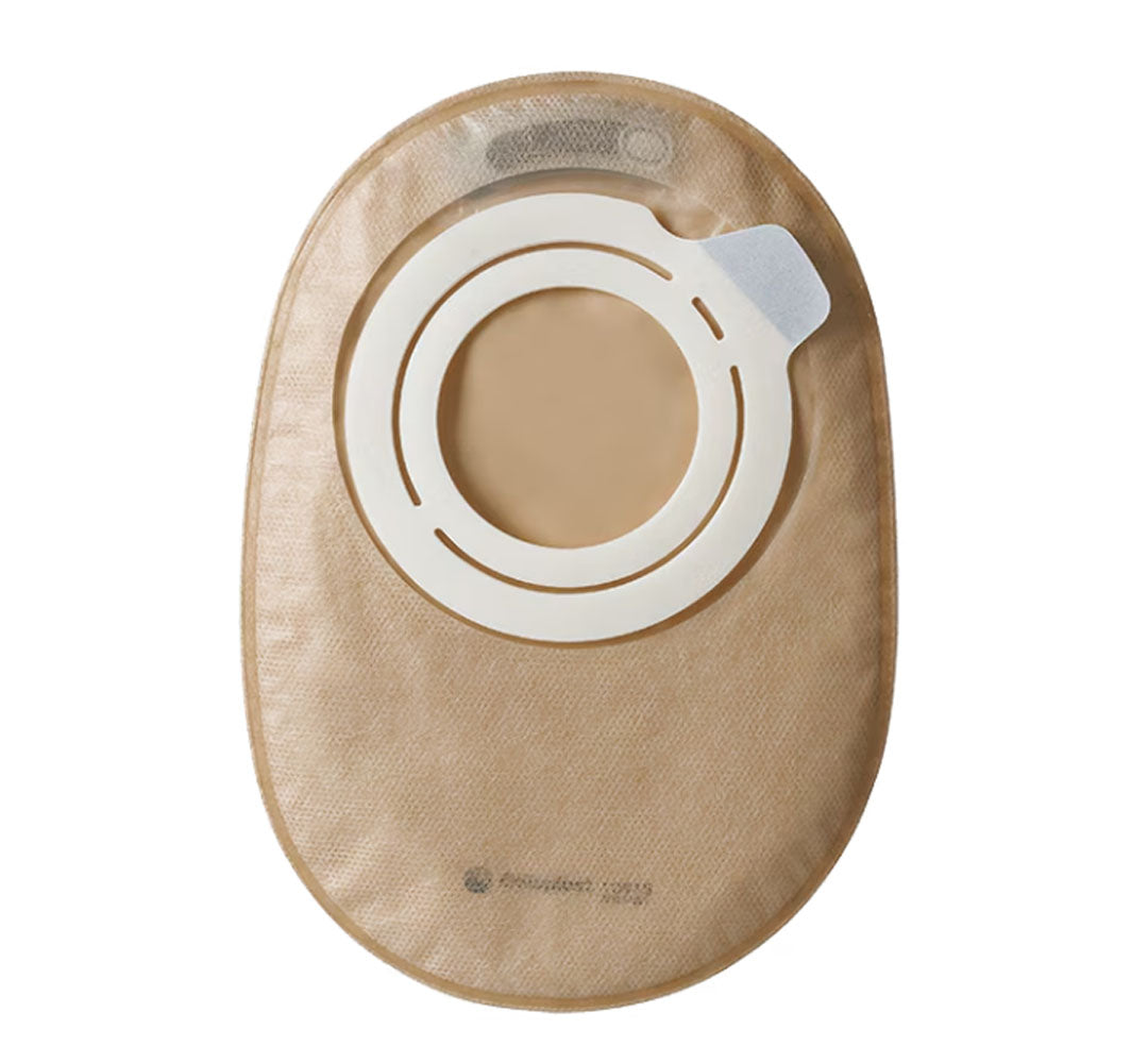 Alt-Text: Das Bild zeigt einen geschlossenen Beutel des Produkts "Sensura Flex". Der Beutel hat eine ovale Form und ist in einer sanften beige-gelben Farbe gehalten. Die Vorderseite zeigt das Produktlogo sowie relevante Informationen zur Anwendung. Die Oberkante des Beutels ist leicht gewölbt und bildet eine gute Abdichtung. Im Hintergrund sind unscharfe, helle Flächen zu erkennen, die einen neutralen, sauberen Eindruck vermitteln.