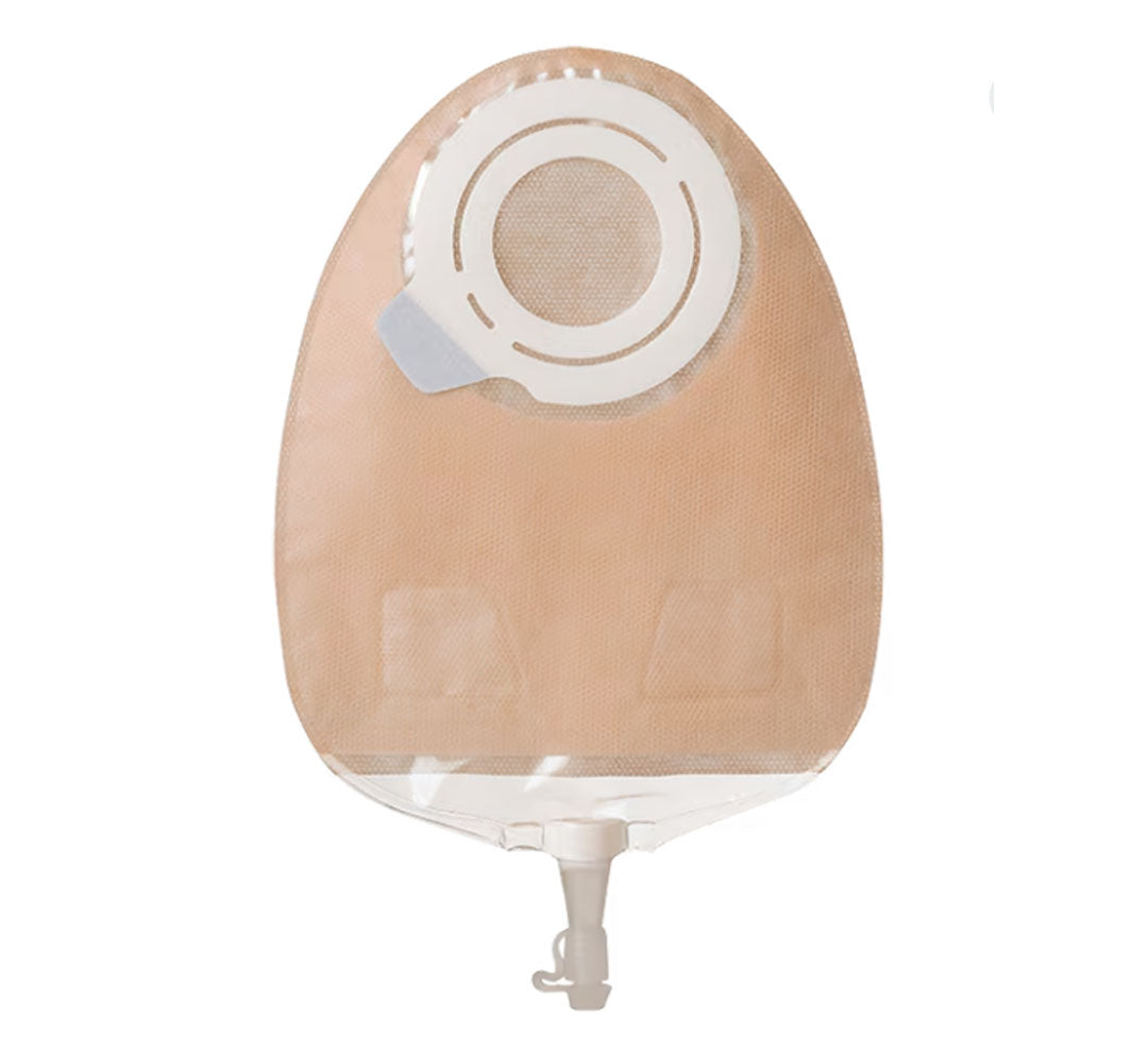 Das Bild zeigt einen Sensura Flex Mehrkammerbeutel für Stoma-Patienten. Der Beutel ist auf einem neutralen Hintergrund platziert und besteht aus einem flexiblen, hautfreundlichen Material in hellen Farbtönen. Der Beutel hat mehrere Kammern, die zur optimierten Sammlung von Stuhl oder Gas dienen. Auf der oberen Seite ist eine spezielle Klebefläche zu erkennen, die für den sicheren Halt auf der Haut sorgt.