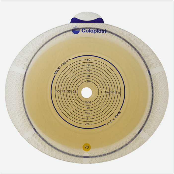 Ein Produktbild zeigt fünf Packungen Sensura Flex Plan 10, jeweils mit einem Durchmesser von 88 mm. Die Packungen sind in einer transparenten Umverpackung angeordnet und gewähren einen Blick auf die einzelnen Produkte. Jede Packung enthält einen affinen Beutel zur sicheren Anwendung. Die Designs sind schlicht und funktional, vorzugsweise in sanften Farben gehalten. Im Hintergrund ist ein neutraler Oberflächenbereich, der die Produkte hervorhebt und für eine klare visuelle Darstellung sorgt.