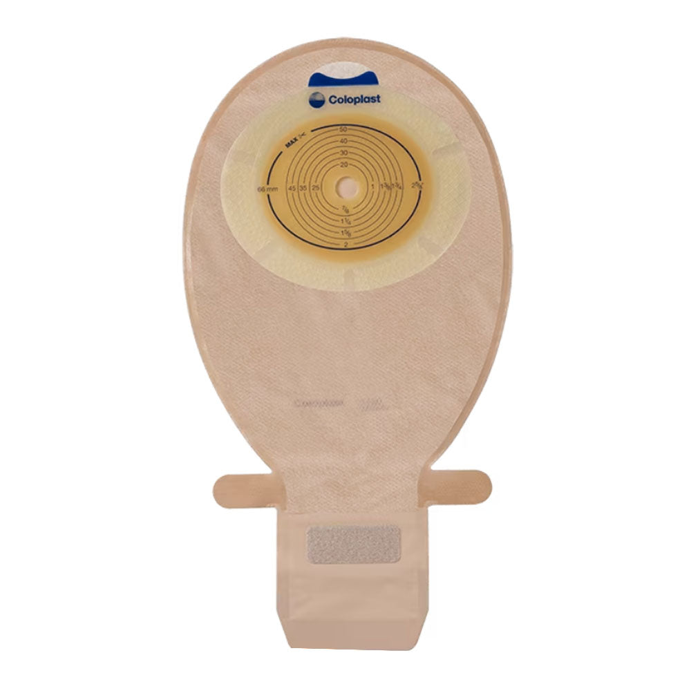 Ein Sensura Ileostomiebeutel in einer transparenten Verpackung auf einem weißen Hintergrund. Der Beutel hat eine glatte, hautfarbene Oberfläche und ist mit einem speziellen Kleber versehen, der die Haftung an der Haut unterstützt. Sichtbare Details sind ein integrierter Filter zur Geruchsreduzierung und ein einfach zu öffnendes Entleerungsventil. Auf der Verpackung sind Informationen zu Größe und Anwendung des Beutels deutlich abgebildet.