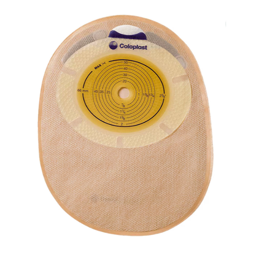 Alt-Text: "Produktbild eines Sensura Konvex Midi 15401 Kolostomiebeutels. Der Beutel ist transparent und oval geformt, mit einem flexiblen Rand zur Befestigung an der Haut. Auf der Vorderseite sind verschiedene Maße und Produktdetails abgedruckt. Der Beutel ist für Kolostomieträger konzipiert und ermöglicht eine diskrete und sichere Anwendung. Hintergrund ist neutral gehalten, um den Fokus auf das Produkt zu lenken.