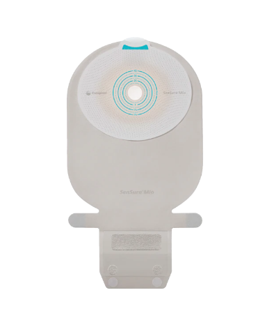 Ein quadratisches Produktbild zeigt eine Sensura Mio Stoma-Versorgungsbeutel mit einem Durchmesser von 10-45 mm. Der Beutel ist in einem transparenten Design gehalten und hat eine glatte, nahtlose Oberfläche. In der oberen linken Ecke befindet sich ein ovaler Aufkleber mit Produktinformationen. Der Beutel hat eine selbstklebende Fläche auf der Rückseite für eine einfache Anbringung. Die Materialien wirken stabil und sind auf Hygiene ausgelegt.