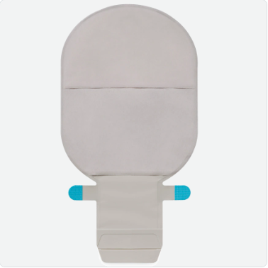 Natürlich, hier ist der Alt-Text für das Produktbild:
"Das Bild zeigt ein ovales, lichtgraues Stoma-Produkt, das als Konvex-Light-Klebepflaster bezeichnet wird. Es hat einen Durchmesser von 28 mm und ist visuell glatt, ohne erkennbare Abnutzungserscheinungen. In der Mitte befindet sich ein transparenter Bereich für das Stoma, der von einem stabilen, flexiblen Rand umgeben ist. Der Hintergrund ist neutral, um das Produkt in den Vordergrund zu stellen.