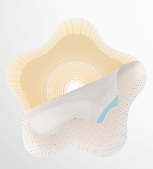 Alt-Text: Detailreiche Darstellung einer zweigeteilten Basisplatte für Stomabeutel, konvex geformt. Die Basisplatte ist in einem neutralen Farbton gehalten und präsentiert sich als flexibles, hautfreundliches Produkt mit einem ovalen, leicht erhöhten Rand. Die rückseitige Klebefläche ist deutlich sichtbar, wobei die Anbringungsstelle für den Beutel ebenfalls klar umrissen ist. Das Material wirkt angenehm und bequem, geeignet für eine zuverlässige Haftung auf der Haut.