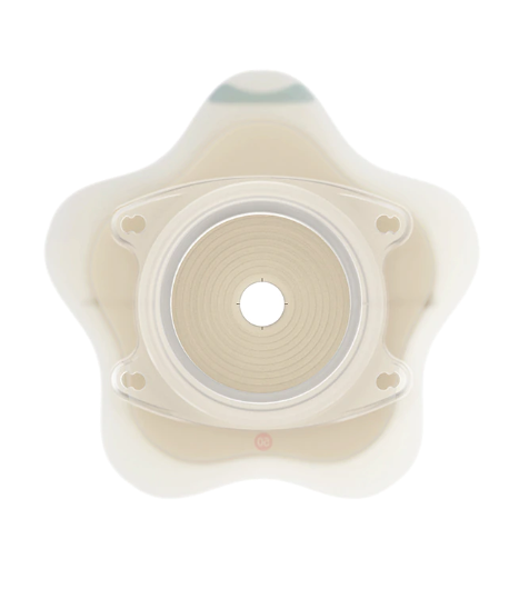 Bild zeigt eine zweigeteilte Basisplatte "Sensura Mio", konvex geformt, die eine transparente, hautfarbene Oberseite mit einer leicht strukturierten Textur hat. Die Platte ist oval und verfügt über einen zentralen runden Klebe- und Fixierbereich, um eine sichere Haftung zu gewährleisten. Ein Teil der Unterseite zeigt den واضح خاص Ziel قطاع المحيط. Die gesamte Konstruktion ist für eine bequeme Anwendung bei Stomaträgern konzipiert, um eine optimale Passform an den Körper anzupassen.