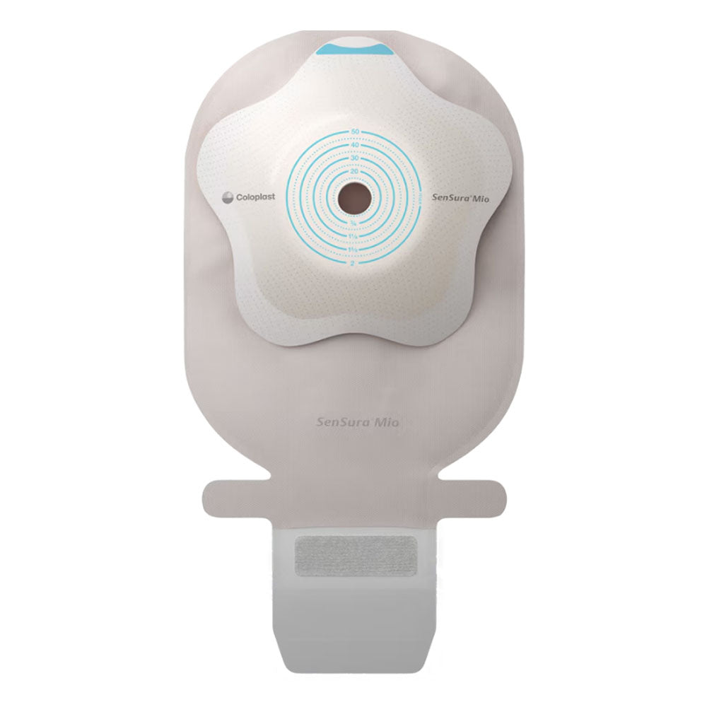 Beige Ausstreifbeutel von Sensura Mio, ideal für Menschen mit Stoma. Der Beutel hat eine zur Hautfarbe passende, nahezu transparente Oberfläche und eine ovale Form. Auf der Vorderseite sind die Nähte sorgfältig verarbeitet, und der Beutel zeigt eine leicht glänzende Textur. Der obere Rand des Beutels ist mit einem flexiblen Verschluss versehen, der einfach zu bedienen ist. Auf der Vorderseite ist das Sensura Mio-Logo dezent platziert.