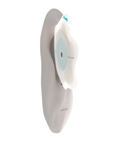 Bild eines Sensura Mio Ausstreifbeutels mit der Artikelnummer 18285. Der Beutel hat eine konkave Form und ist für Hautstoma geeignet. Er zeigt eine transparente Oberfläche, die klar und sauber aussieht. Oben sind Befestigungselemente zu erkennen, die für die sichere Anbringung an der Haut sorgen. Der Beutel ist in einer Packung von 10 Stück erhältlich. Die Maße des Beutels betragen 10-60 mm.