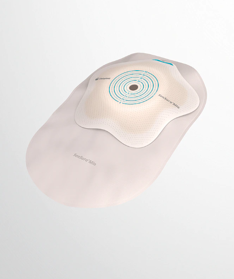 Vorderansicht eines Sensura Mio Aurstriefb konkav in grau, einem medizinischen Produkt zur Stomaversorgung. Der ostreifb hat eine sanft gewölbte, konkave Form, die sich ergonomisch an den Körper anpasst. Die Oberfläche ist glatt und in einem dezenten grauen Farbton gehalten, der unauffällig ist. Die Kante des Stoma-Pflasters ist leicht abgerundet, um eine reibungslose Anwendung zu gewährleisten.