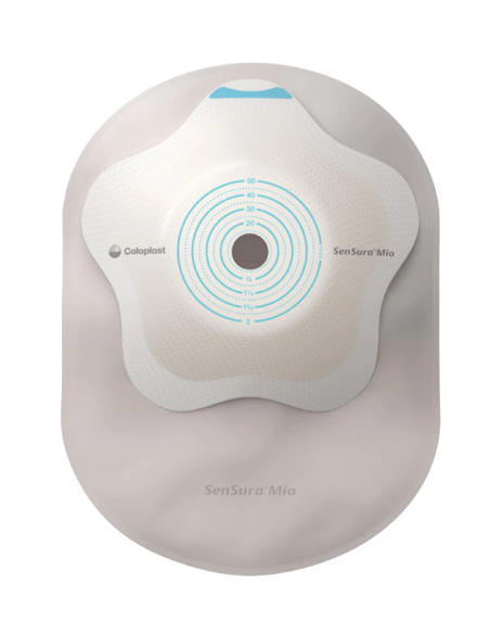 Produktbild eines Sensura Mio Austreibk-Konkav Grau Stomasystems. Die Darstellung zeigt eine oval-formige, graue Stomaanlage mit einer glatten Oberfläche und einem konkaven Design, das für optimale Anpassung sorgt. Der Rand ist weich und flexibel, um Hautirritationen zu minimieren. Im Hintergrund ist unscharf eine Hand zu sehen, die das Produkt festhält, was den Fokus auf die Funktionalität lenkt.