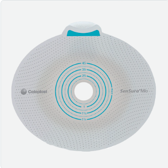 Abbildung eines Sensura Mio Click 1-teiliges Stoma-Versorgungsprodukt. Das Bild zeigt eine flexible, ovale Basisplatte mit einem integrierten, transparenten Beutel. Die Basisplatte hat einen hautfarbigen Rand mit einem mittigen Zentrumsbereich, der für eine individuelle Anpassung ausgelegt ist. Der Beutel ist leicht und hat eine Öffnung, die eine einfache Entleerung ermöglicht. Das Produkt ist für eine komfortable Anwendung konzipiert und bietet eine diskrete Lösung für Menschen mit einem Stoma.