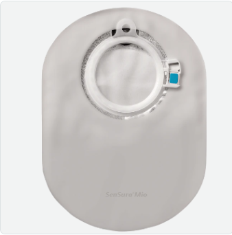 Alt-Text: Produktbild eines Sensura Mio Click 11422 Plan-Stomasystems mit einer runden Basis und einem Durchmesser von 60 mm. Die Hautschutzplatte ist transparent und hat eine glatte Oberfläche, ideal für diskrete Anwendung. Das Produkt weist eine leichte, flexible Struktur auf, die sich an die Körperform anpasst. Einseitig ist die Klebefläche sichtbar.