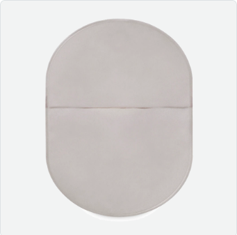 Ein detailliertes Produktbild zeigt einen Sensura Mio Click 11422 Plan-RR 60mm Hautschutz. Der Hautschutz hat eine ovale Form mit einem hellbeigen, weichen Rand, der für optimalen Tragekomfort sorgt. In der Mitte befindet sich eine transparente Öffnung für den Stoma. Der Kleber ist leicht schimmernd und sorgt für sicheren Halt auf der Haut. Die Verpackung ist schlicht und informativ, mit einem klaren Produktnamen und den wichtigsten Eigenschaften in einer modernen Schriftart.