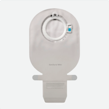 Produktbild eines Sensura Mio Click Ausstreifbeutels in Mini-Größe (11441). Die Beutel sind in einem hellgrauen Farbton gehalten und befinden sich in einer Packung mit 30 Stück. Der Beutel hat eine abgerundete Form und eine klebende Rückseite für eine sichere Haftung. Die Vorderseite zeigt eine transparente Fläche, die den Inhalt sichtbar macht. Im Hintergrund ist ein schlichter, weißer Untergrund zu sehen, der die Beutel hervorhebt. Ideal für bequemen und diskreten Gebrauch in der Stoma-Versorgung.